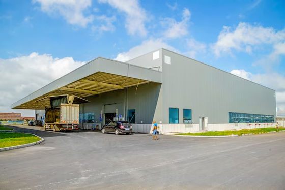 Szybkie instalowanie Prefab Metal Warehouse Wind Resistance Z Sandwich Panel Dachobudowa